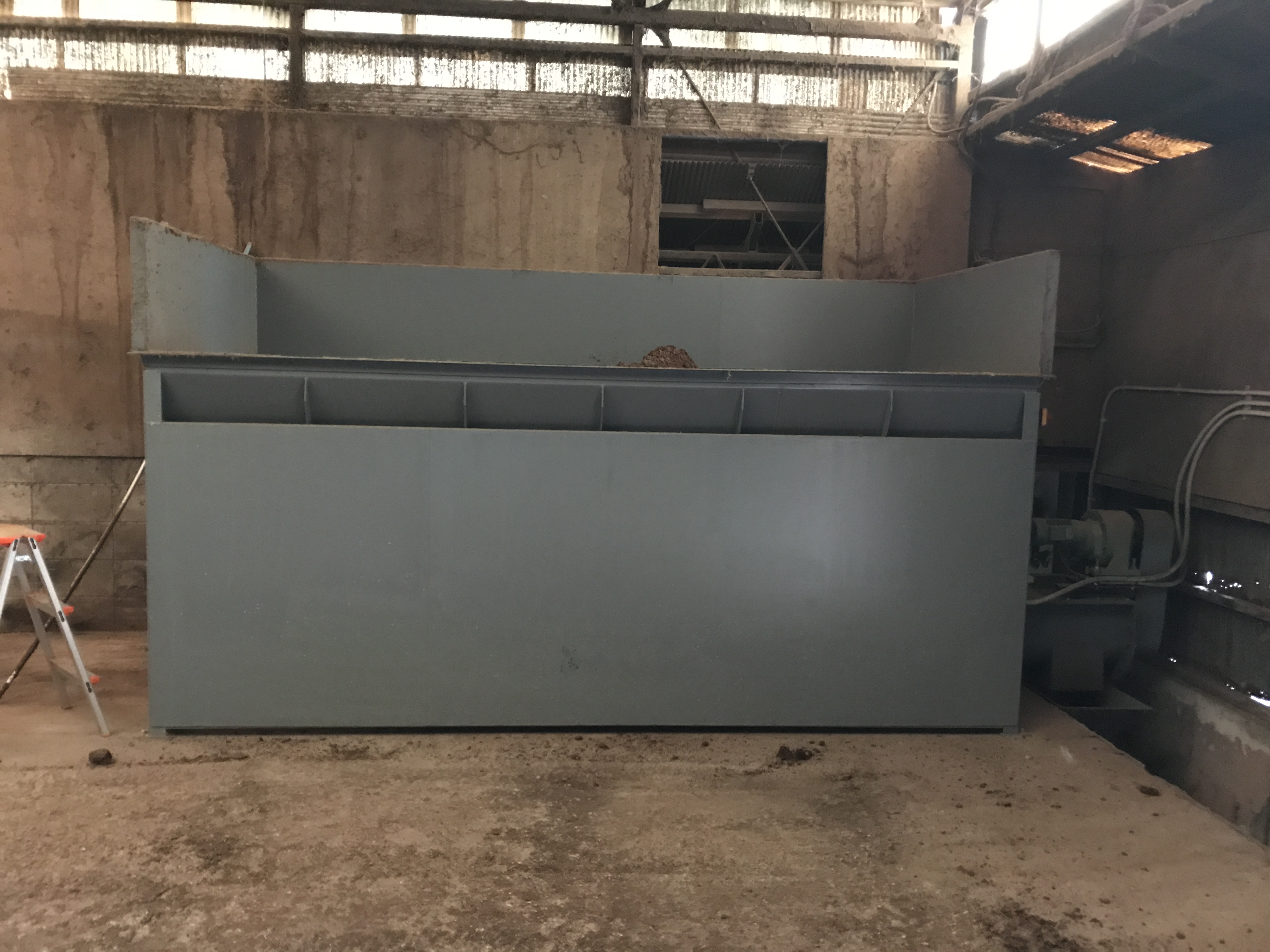 鶏糞送りホッパー